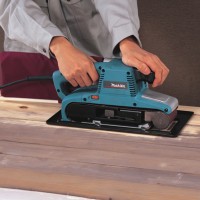 Lijadora de banda Makita 9920 - 1.010 W, velocidad ajustable 210-440 m/min, diseño plano 2