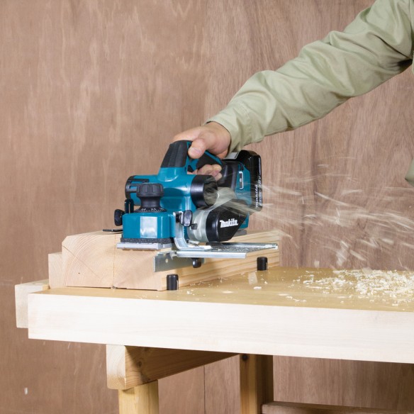 Cepillo eléctrico Makita DKP181RTJ - 18V, 82 mm, motor BL sin escobillas, sistema AWS Cepillo eléctrico Makita DKP181RTJ - 18V, 82 mm, motor BL sin escobillas, sistema AWS