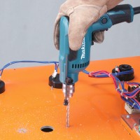 Taladro eléctrico Makita DP2010 - 370 W, velocidad variable 0-4200 rpm, perforación en metal 2