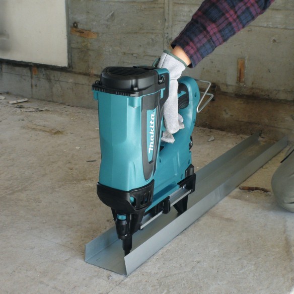 Clavadora de gas Makita GN420CLSE - 7,2V - 64 mm - Incluye 2 baterías y maletín Clavadora de gas Makita GN420CLSE - 7,2V - 64 mm - Incluye 2 baterías y maletín