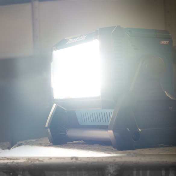 Foco de trabajo Makita ML009GX 18V/40V - 96 LEDs - IP65 - 10.000 lúmenes - Diseño compacto Foco de trabajo Makita ML009GX 18V/40V - 96 LEDs - IP65 - 10.000 lúmenes - Diseño compacto