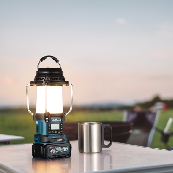 Lámpara de camping Makita MR010G - 40Vmax, 1000 lx, Bluetooth y radio FM, resistente al agua Lámpara de camping Makita MR010G - 40Vmax, 1000 lx, Bluetooth y radio FM, resistente al agua