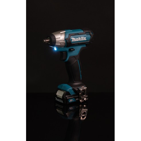 Llave de impacto 12V Makita TW140DSAJ - Compacta, 140 Nm, luz LED, 2 baterías 2.0 Ah