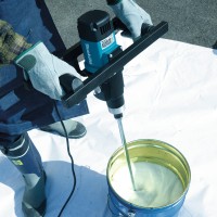 Batidor Makita UT1401 1300W - 2 velocidades, 140mm para pinturas y yeso 2