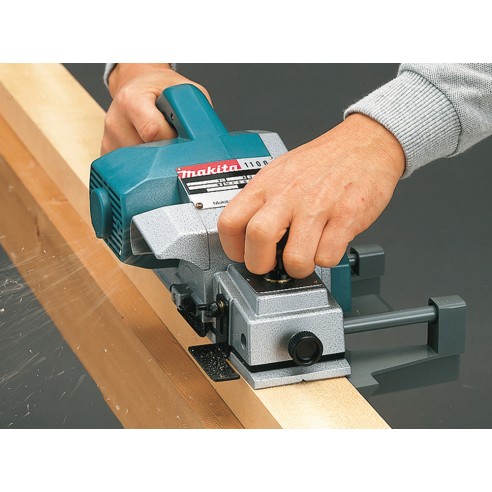 Raboteuse électrique Makita 1100 - 750W - 82 mm, rabotage profond jusqu'à 3 mm, robuste pour les travaux lourds.