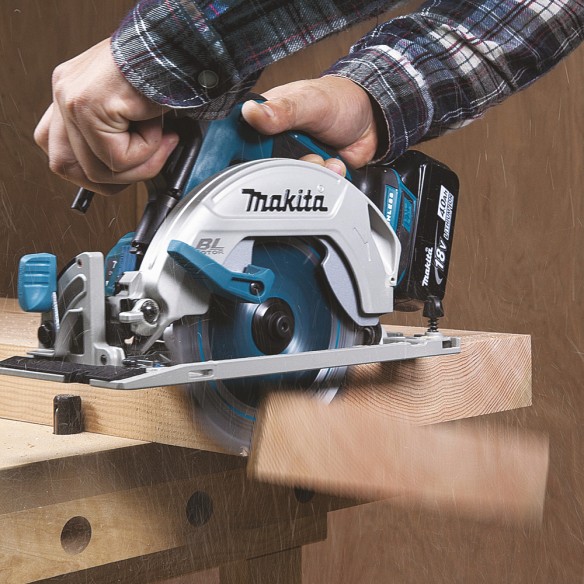 Scie circulaire Makita DHS680RMJ 18V - Compacte, moteur sans balais, profondeur de coupe 57 mm