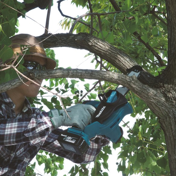 Scie à chaîne Makita DUC122Z - 18V - 5 m/s - Idéale pour l'élagage et la construction - Sans batterie ni chargeur ni Coffret