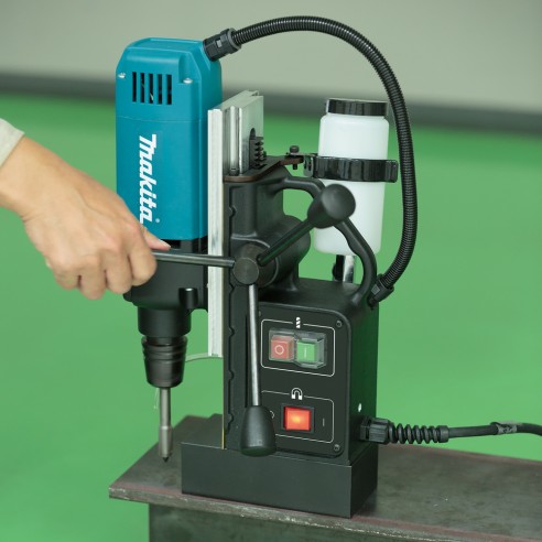 Perceuse magnétique Makita HB350 - 1050 W, perçage dans l'acier 35 mm, base magnétique stable