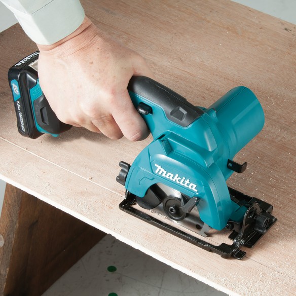 Scie circulaire portable Makita HS301DSAE 12V - 1.500 tr/min - profondeur de coupe 25,5 mm