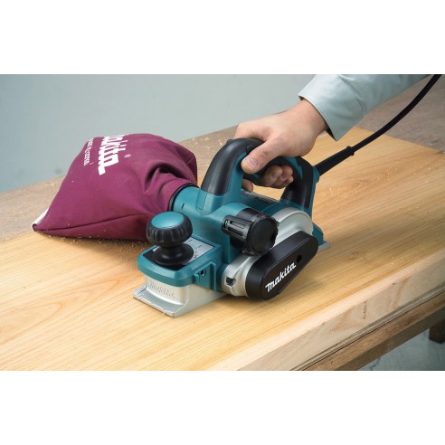 Rabot électrique Makita KP0810 - 850 W - 82 mm de large, profond et avec règle guide