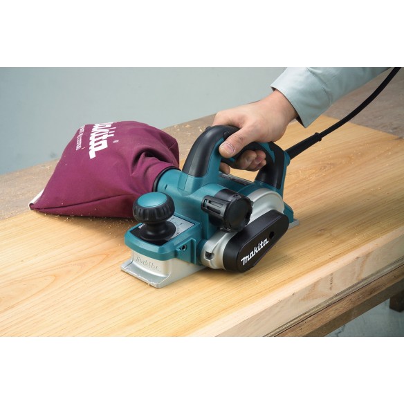 Rabot électrique Makita KP0810 - 850 W - 82 mm de large, profond et avec règle guide
