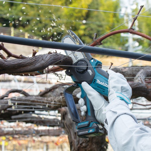Scie d'élagage Makita UC100DWA 12V - Compacte et légère, frein électrique, 8,0 m/s