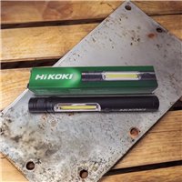 Linterna Hikoki con pilas 2