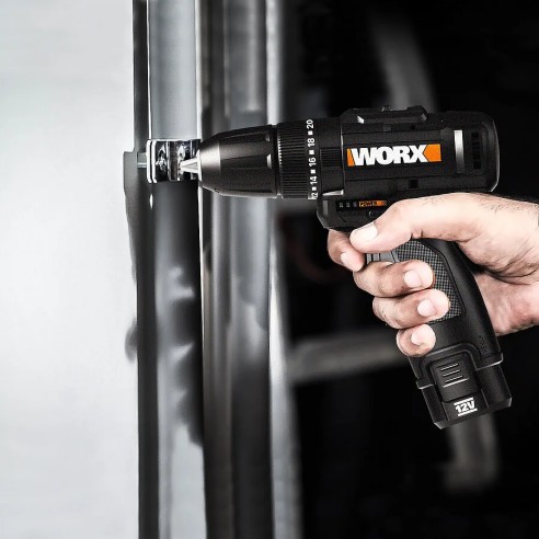 Worx WX121 – Perceuse à percussion sans fil 12V Max, moteur sans balais, 40Nm, inclut 2 batteries 2,0Ah, chargeur et Coffret.