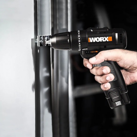 Worx WX121 – Perceuse à percussion sans fil 12V Max, moteur sans balais, 40Nm, inclut 2 batteries 2,0Ah, chargeur et Coffret.