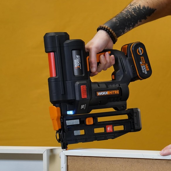 Cloueur à batterie Worx WX841 Nitro - Jusqu'à 64 mm dans le bois | Avec Batterie 20V 2,0Ah et Chargeur